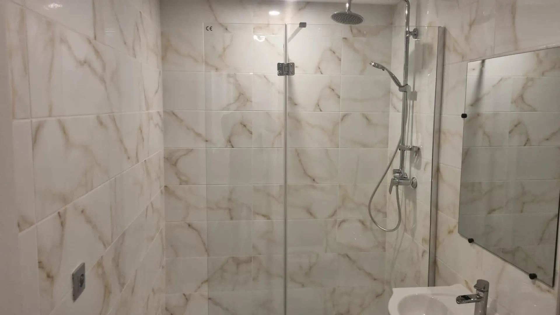 Appartement F2 F3 ,Appartement Climatise Neuf, Magnifique Vue Sur Mer Et Aeroport, Proche Tram Et Gare Sncf 1 Min,Aeroport 3 Minutes, 2Or3 Rooms, New Ac Apartment, Magnificent Sea And Airport Views, Close To Tram And Sncf Train Station 1 Min, Airport 3 Min Nice